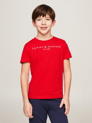Camiseta de algodón roja con mangas cortas, cuello redondo, que presenta un gráfico de texto blanco "TOMMY HILFIGER EST. 1985" en el pecho.