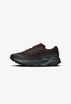 Baskets de sport marron foncé et noires avec semelle épaisse et texturée, dessus en mesh et fermeture à lacets, vue de côté sur fond blanc.