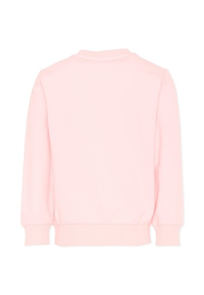 Jasnoróżowa bluza z długim rękawem, z prążkowanymi mankietami, dołem i okrągłym dekoltem, widziana od tyłu na białym tle.