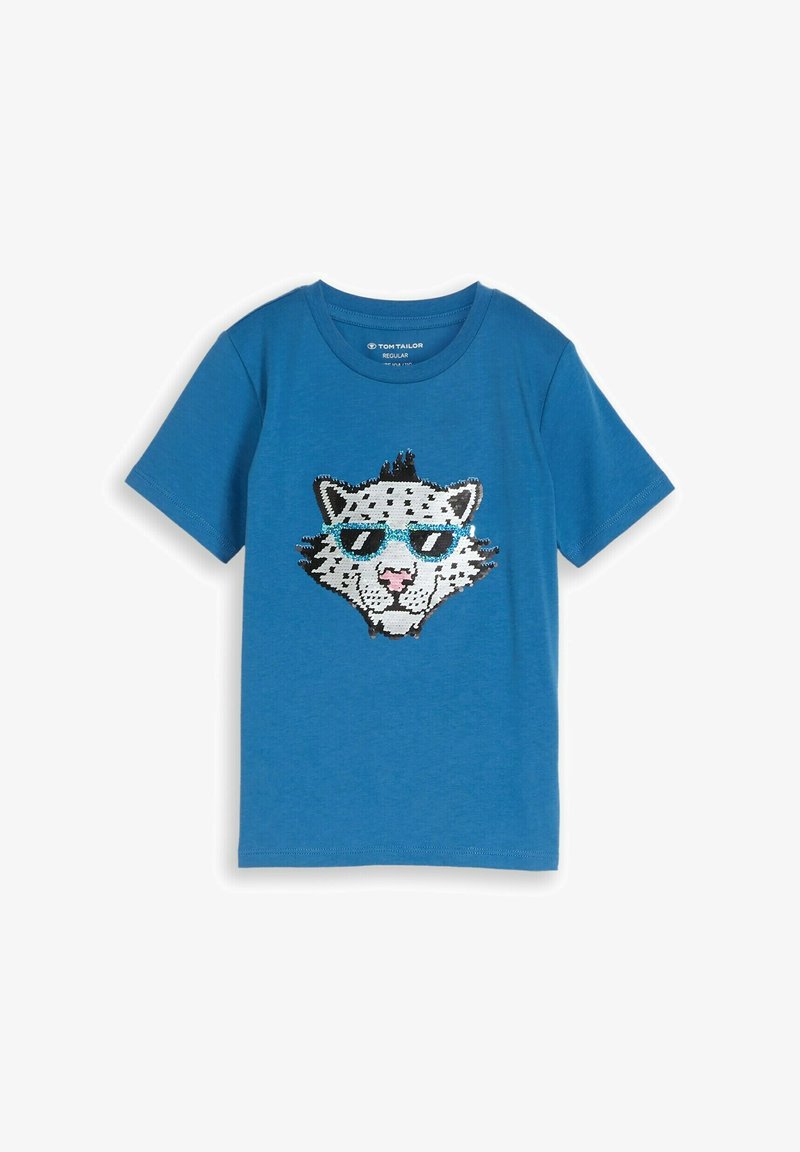 Camiseta azul de manga corta con la cara de un leopardo en blanco y negro que lleva gafas de sol azules hechas de lentejuelas reversibles.