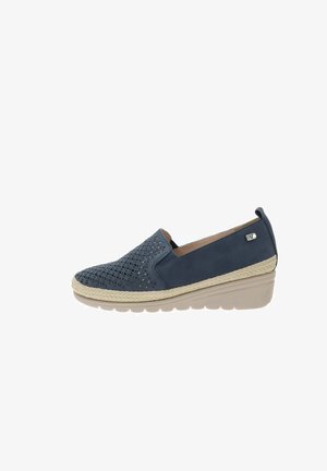Zapato de cuña azul marino tipo slip-on con empeine perforado, ribete trenzado beige y suela texturizada beige claro.
