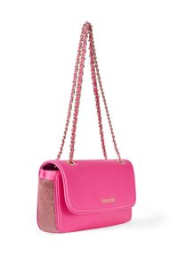 Borsa a spalla in finta pelle rosa con tracolla a catena, caratterizzata da un lato testurizzato con accenti di strass e una chiusura a patta magnetica.