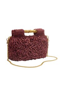 Pleciona torba w kolorze burgundowym o teksturowanym wykończeniu, z bambusowym uchwytem i złotym łańcuszkiem do noszenia na ramieniu.