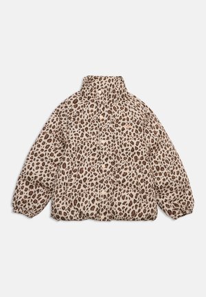 Doudoune beige avec imprimé léopard marron, fermeture à boutons-pression, col montant et poignets élastiques, posée à plat sur fond blanc.
