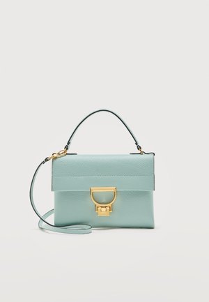 Lyseblå tekstureret lædertaske med top-håndtag, guldfarvet lukning og aftagelig skulderrem på hvid baggrund.