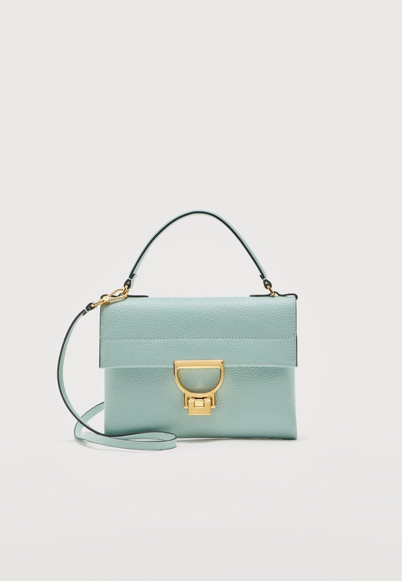 Τσάντα χειρός από δερματίνη με υφή σε ανοιχτό μπλε χρώμα, με επάνω λαβή, κούμπωμα σε χρυσό χρώμα και αποσπώμενο ιμάντα ώμου σε λευκό φόντο.