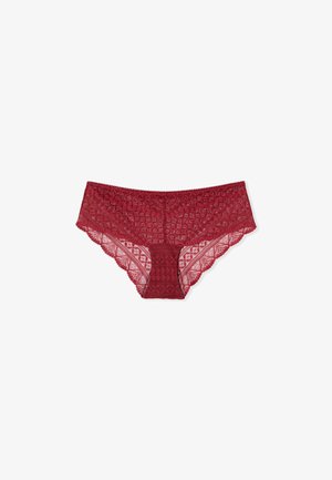 Slip hipster da donna in pizzo rosso con motivi floreali e geometrici e bordi smerlati, mostrati distesi su uno sfondo bianco.