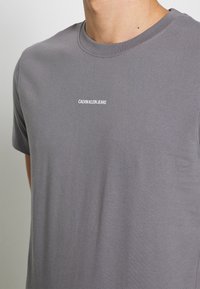 Calvin Klein Jeans MICRO BRANDING ESSENTIAL TEE - T-shirt básica - fossil grey