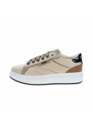 Zapatilla beige y marrón de caña baja con suela blanca, cordones marrón oscuro y detalle negro en el talón, vista desde un lado.