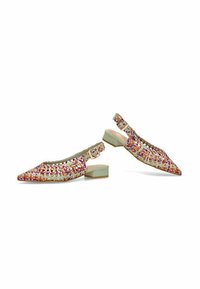 Zapatos slingback de punta afilada con material tejido multicolor, tacón bajo y correa ajustable en un tono verde pastel.