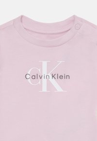 Calvin Klein Jeans MONOGRAM UNISEX - Triko s potiskem - pink ice