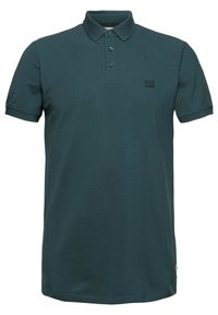 Polo vert foncé à manches courtes avec trois boutons et petit logo brodé sur la poitrine gauche.