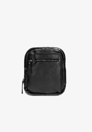 Černá kožená taška s kulatým tvarem, přední kapsou na zip a hladkým povrchem. Obsahuje viditelné švy a taháček na zip na boku.