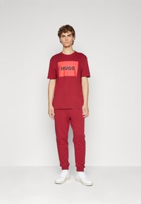 HUGO DULIVE - T-shirts med print - dark red