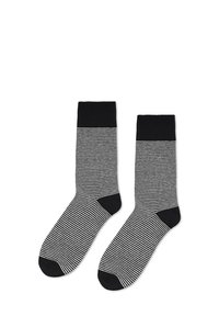 Czarno-białe skarpetki w paski z jednolitym czarnym mankietem i czubkiem. Wykonane z miękkiej tkaniny, z cienkimi poziomymi paskami na całej długości.