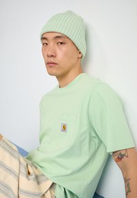Carhartt WIP POCKET - Základné tričko - charm green