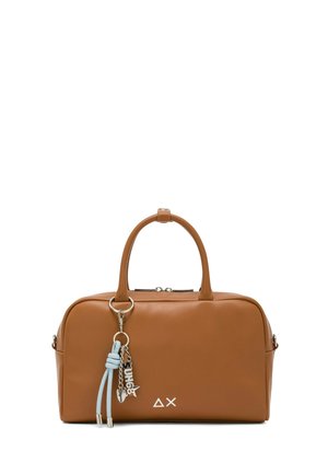 Borsa a tracolla in pelle marrone con doppi manici, portachiavi con anelli azzurri e ciondoli argentati, e piccolo logo bianco vicino alla base.