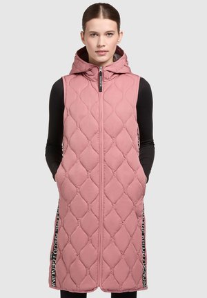 Gestepptes ärmelloses Vest in sanftem Pink mit Kapuze, ausgestattet mit einem Frontreißverschluss, Seitentaschen und markiertem Text an den Seiten.