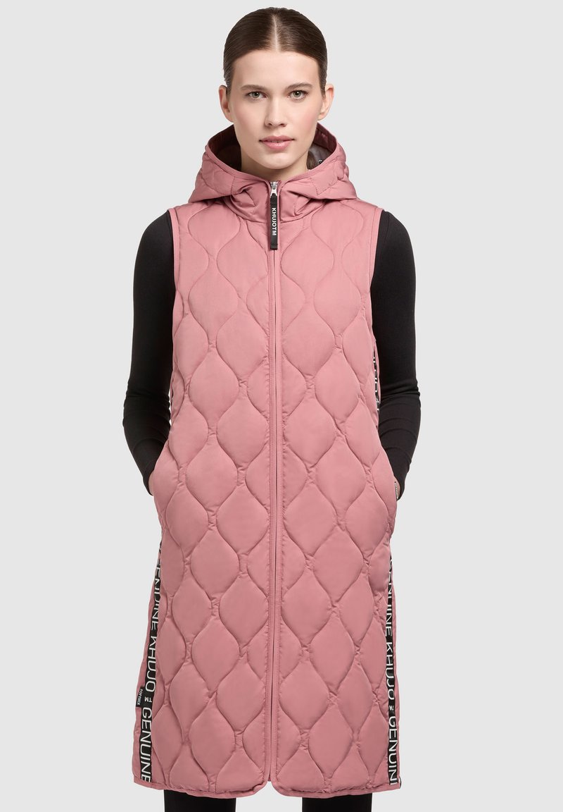 Gestepptes ärmelloses Vest in sanftem Pink mit Kapuze, ausgestattet mit einem Frontreißverschluss, Seitentaschen und markiertem Text an den Seiten.