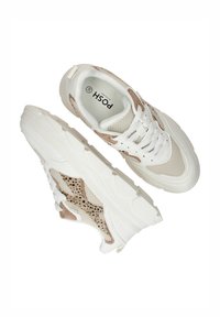 Witte sneakers met een bovenwerk van mesh, beige accenten en een gestructureerd stippenpatroon. Dikke zool met een gevoerd, sportief ontwerp.