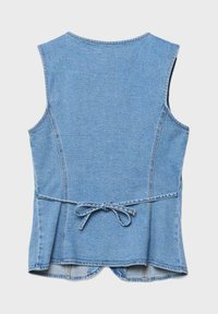 Modrý svetlý denimový bezrukávový kabát s okrúhlym výstrihom a nastaviteľným opaskom na zadnej strane, zobrazený na jednoduchom pozadí.