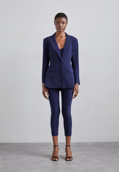 Norma Kamali SINGLE BREASTED BOY FIT RIDING JACKET - Manteau court - true navy