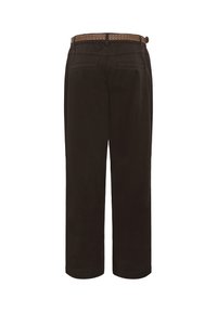 Pantalon marron foncé à jambes droites avec une ceinture tressée marron et deux poches passepoilées à l'arrière sur fond blanc.