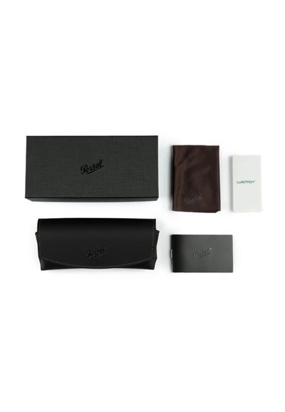 Akcesoria Persol: czarne skórzane etui z przeszyciami, ciemnobrązowa tkanina oraz dwa markowe broszury. Zawiera czarne pudełko z logo.
