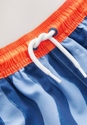 Maudymosi šortai su oranžiniu elastingu liemeniu ir raišteliu. Audinys yra su mėlynom bangom ant šviesiai mėlyno fono, lygios tekstūros.