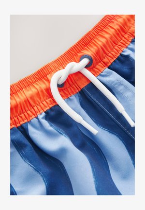 Maudymosi šortai su oranžiniu elastingu liemeniu ir raišteliu. Audinys yra su mėlynom bangom ant šviesiai mėlyno fono, lygios tekstūros.