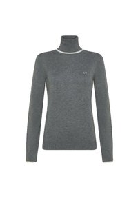 Maglione grigio a collo alto realizzato in morbido tessuto a maglia, con maniche lunghe, polsini a coste e un colletto bianco a contrasto con un piccolo logo.