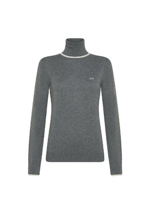 Maglione grigio a collo alto realizzato in morbido tessuto a maglia, con maniche lunghe, polsini a coste e un colletto bianco a contrasto con un piccolo logo.