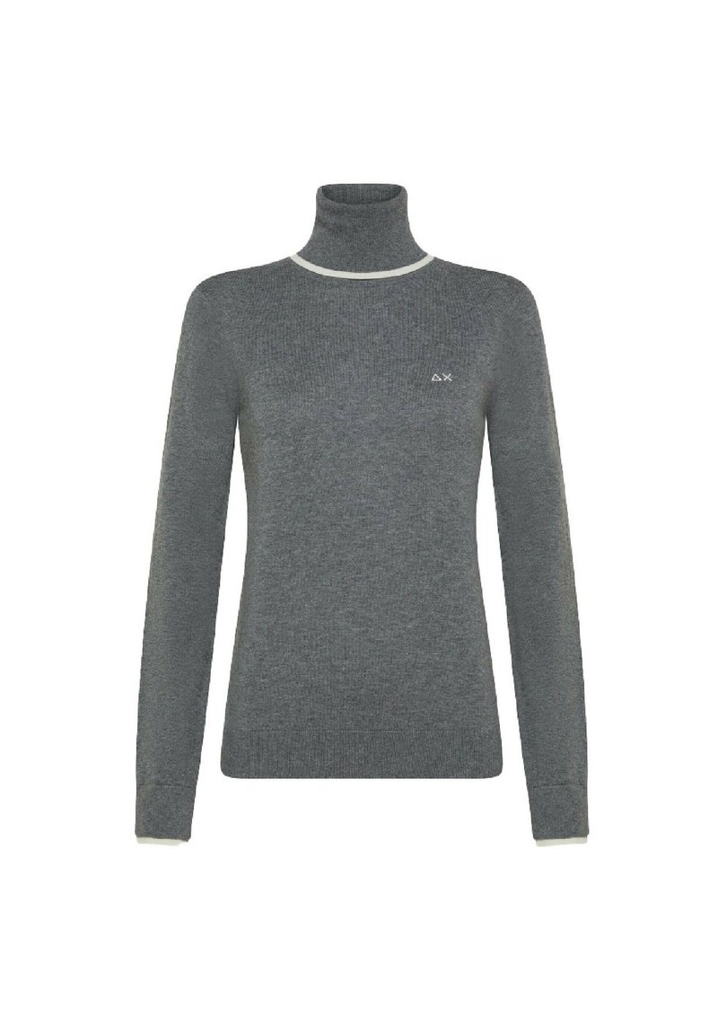 Maglione grigio a collo alto realizzato in morbido tessuto a maglia, con maniche lunghe, polsini a coste e un colletto bianco a contrasto con un piccolo logo.