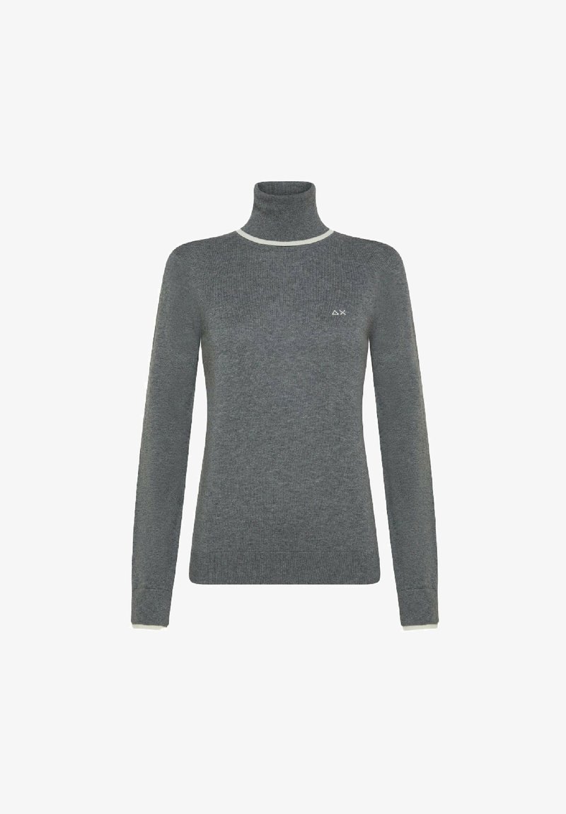 Maglione grigio a collo alto realizzato in morbido tessuto a maglia, con maniche lunghe, polsini a coste e un colletto bianco a contrasto con un piccolo logo.