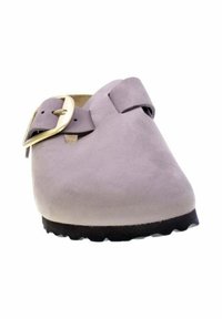 Zoccolo in suede lilla con punta arrotondata, cinturino singolo con fibbia, suola nera resistente e texture liscia. Design casual slip-on per un facile indossare.
