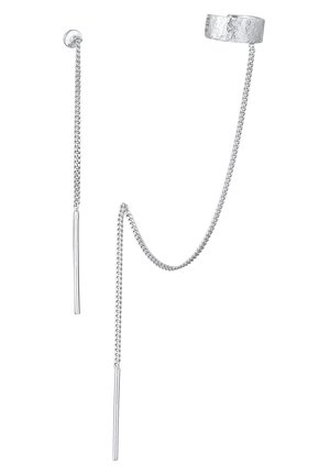 Boucle d'oreille chaîne argent avec un bracelet argent martelé relié par une longue chaîne délicate à une tige fine.
