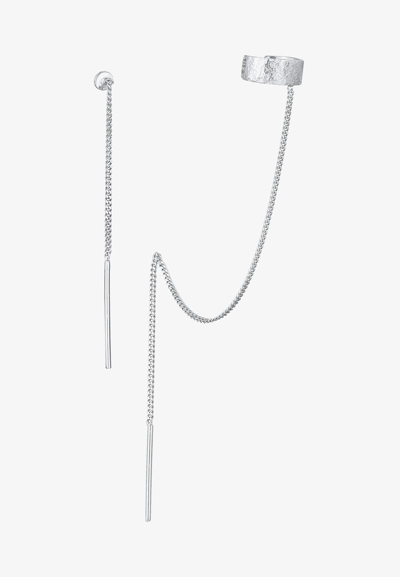 Boucle d'oreille chaîne argent avec un bracelet argent martelé relié par une longue chaîne délicate à une tige fine.