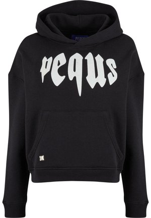Svart hettegenser med stor hvit logo tekst "peqas," med en lomme foran og ribbestrikkede mansjetter. Laget av mykt stoff med en uformell design.