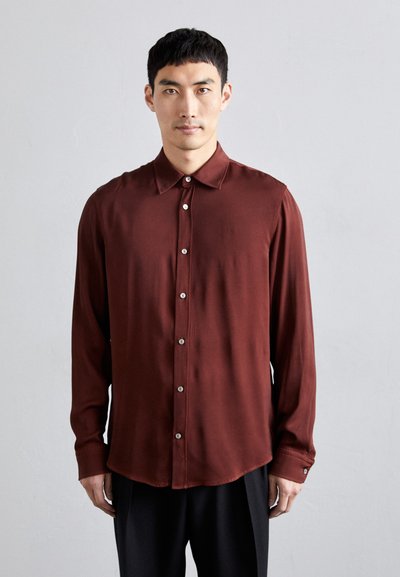 Maroon button-up shirt in smooth fabric, featuring a traditional collar, long sleeves, and clear buttons. Straight hem and relaxed fit.