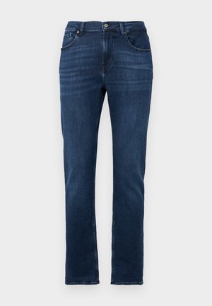 Jeans blu scuro in denim con design a gamba dritta, cinque tasche e chiusura con bottone. Texture uniforme con dettagli di leggero sbiadimento.