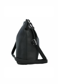 Schwarze Lederhandtasche mit strukturiertem Finish, dreieckiger Form, verstellbarem Tragegurt und silbernen Hardware-Details. Design mit geschlossenem Oberteil ohne Verzierungen.