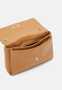 Calvin Klein LOCK CROSSBODY - Torebka