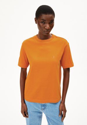 T-shirt in cotone arancione con scollatura a girocollo, maniche corte e un piccolo logo ricamato. Design comfort-fit con una consistenza liscia.