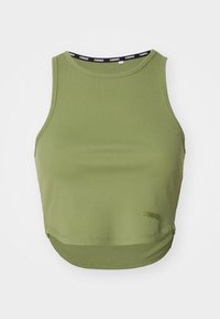 Oliwkowy prążkowany crop top z wysokim dekoltem i delikatnym łukiem u dołu. Posiada czarny pasek z logiem wzdłuż szyi.