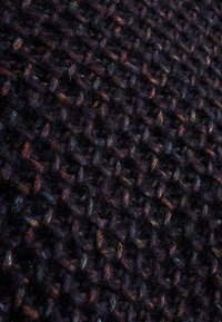 Strickstoff in dunklen Farbtönen mit mehrfarbigen Sprenkeln. Besitzt ein strukturiertes, gewebtes Muster mit einer weichen, fusseligen Oberflächenstruktur.