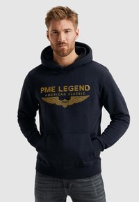 Granatowy sweatshirt z kapturem z złotym napisem "PME LEGEND AMERICAN CLASSIC" z akcentami skrzydeł, wykonany z miękkiego materiału, z kieszenią kangurką.