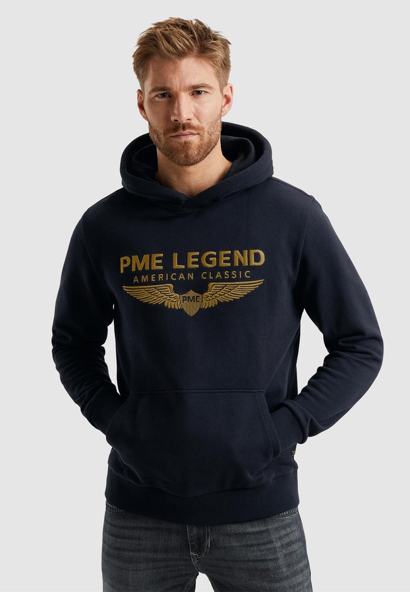 Granatowy sweatshirt z kapturem z złotym napisem "PME LEGEND AMERICAN CLASSIC" z akcentami skrzydeł, wykonany z miękkiego materiału, z kieszenią kangurką.