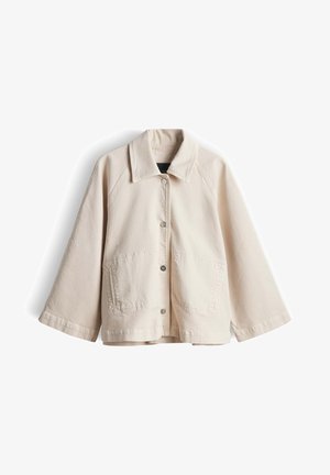 Beige Jacke zum Knöpfen mit weitem Ärmeln, einem Kragen, zwei aufgesetzten Vordertaschen und einer lockeren, kastigen Passform.