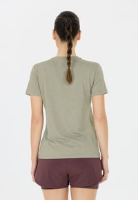 Camisa de manga corta color verde oliva con un escote redondeado, combinada con pantalones cortos color marrón. El material parece suave con una textura lisa.