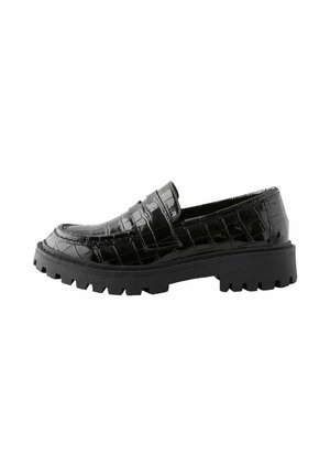 Zwarte glanzende loafer met krokodillenstructuur en dikke profielzool, zijaanzicht.